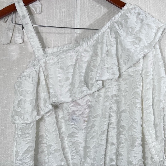 Lauren Conrad NWT White One Shoulder Ruffle Textured Floral Top Size M - Picture 9 of 12